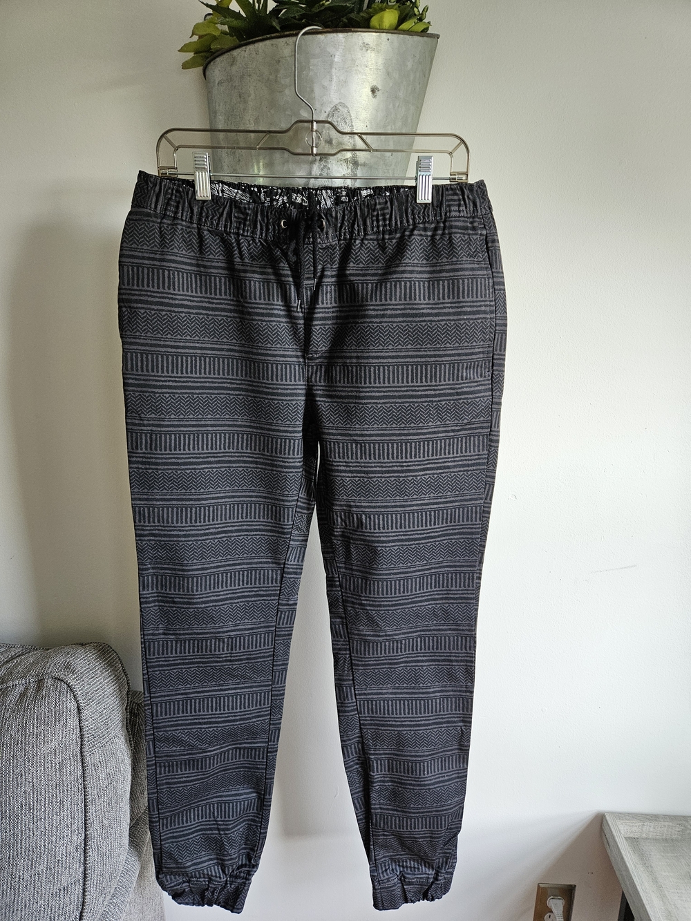 Men's Black Patterned Jogger Pants - Elastic Waist (Medium)